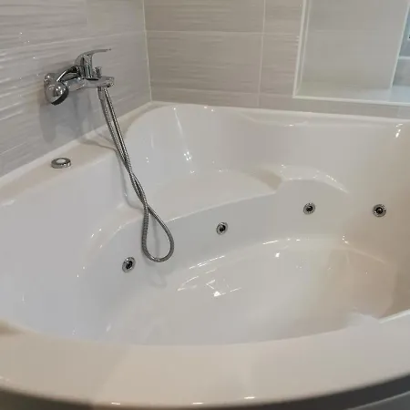 Stylish With Castle View & Free Parking Apartma